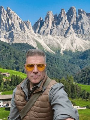 Cristóbal Cordero ante las cumbres de los Dolomitas