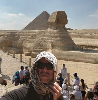 Cristóbal Cordero, con un pañuelo en la cabeza, ante la Esfinge de Giza