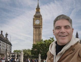 Cristóbal Cordero sonriendo ante el Big Ben