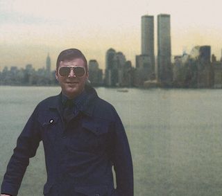 Cristóbal Cordero en Nueva York, con las Torres Gemelas al fondo