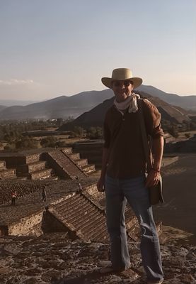 Cristóbal Cordero en Teotihuacán, con la pirámide del Sol al fondo